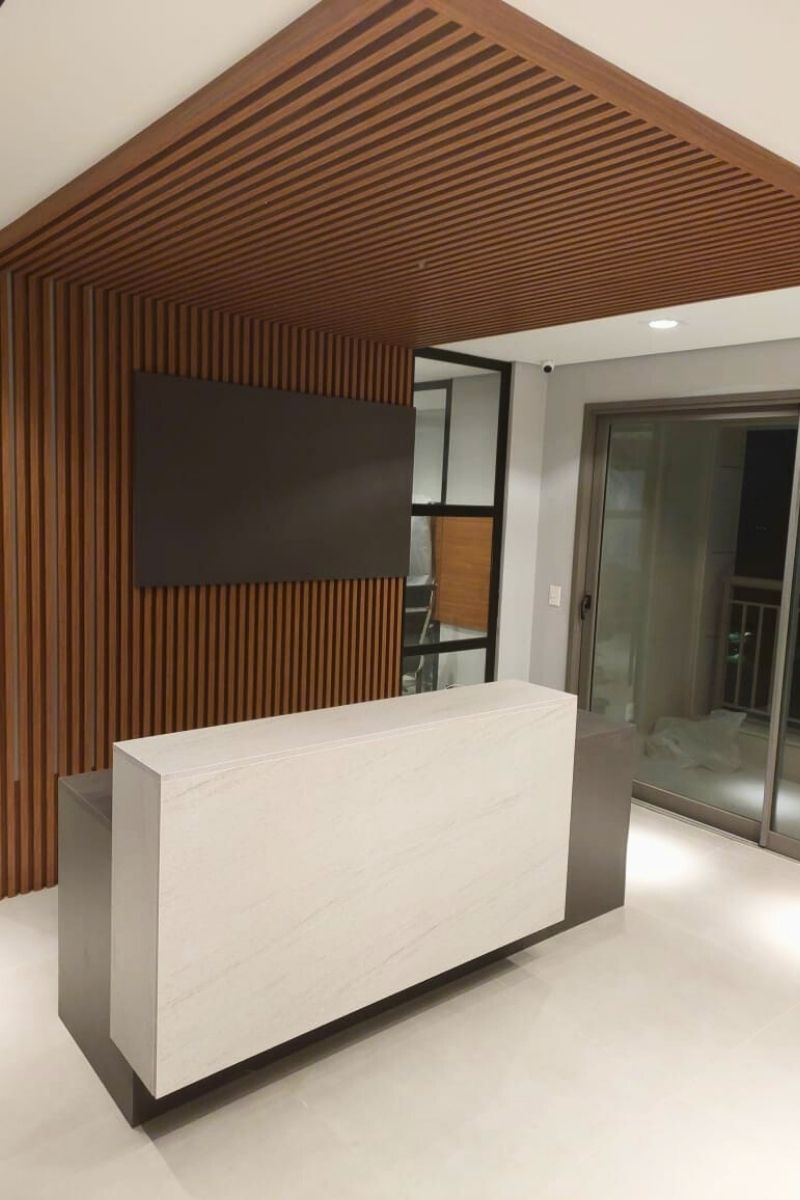 Área gourmet moderna com bancada e armários planejados