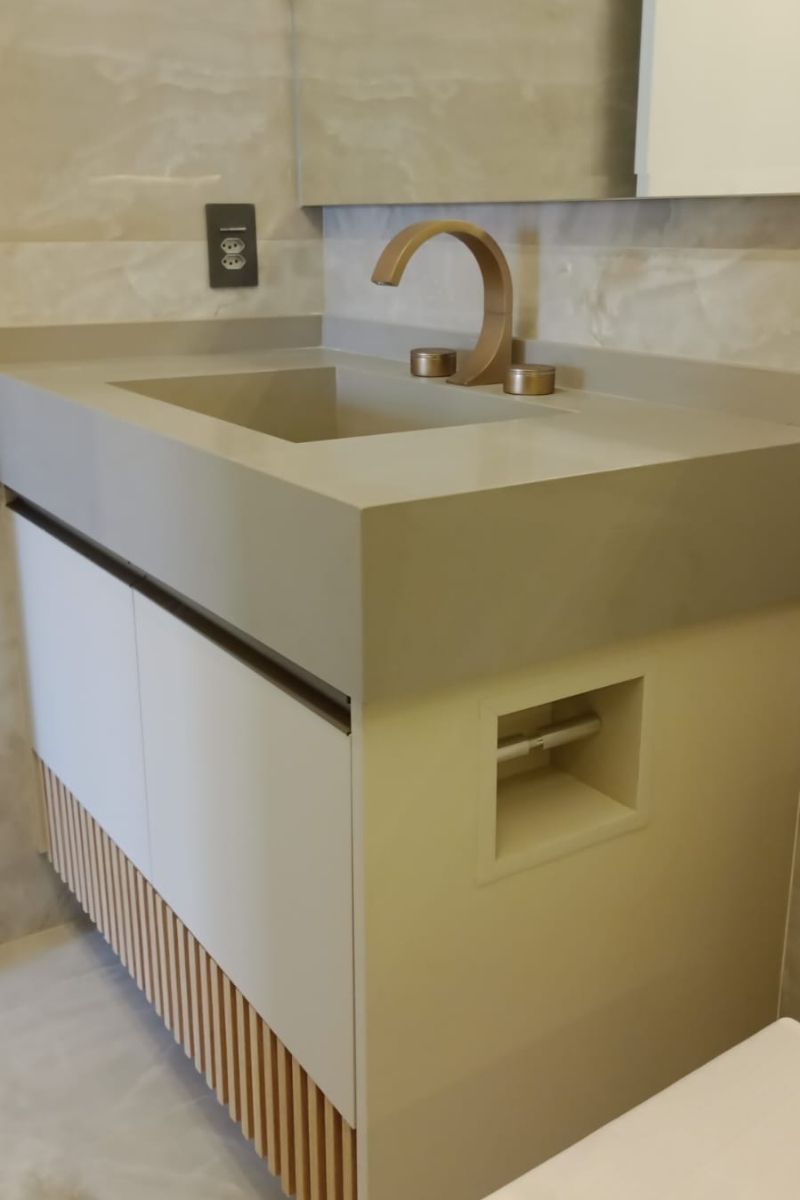 Design moderno: gabinete de banheiro suspenso em MDF off-white com cuba esculpida quadrada e acabamento clean.