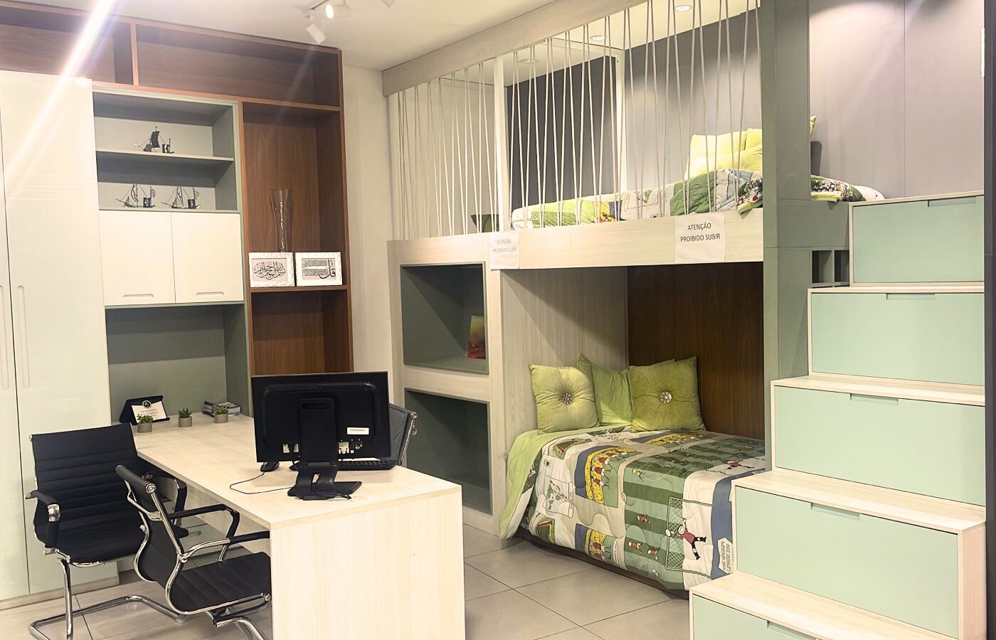 Quarto infantil planejado com beliche moderna, escada com gavetas (nichos) e bancada de estudos integrada.