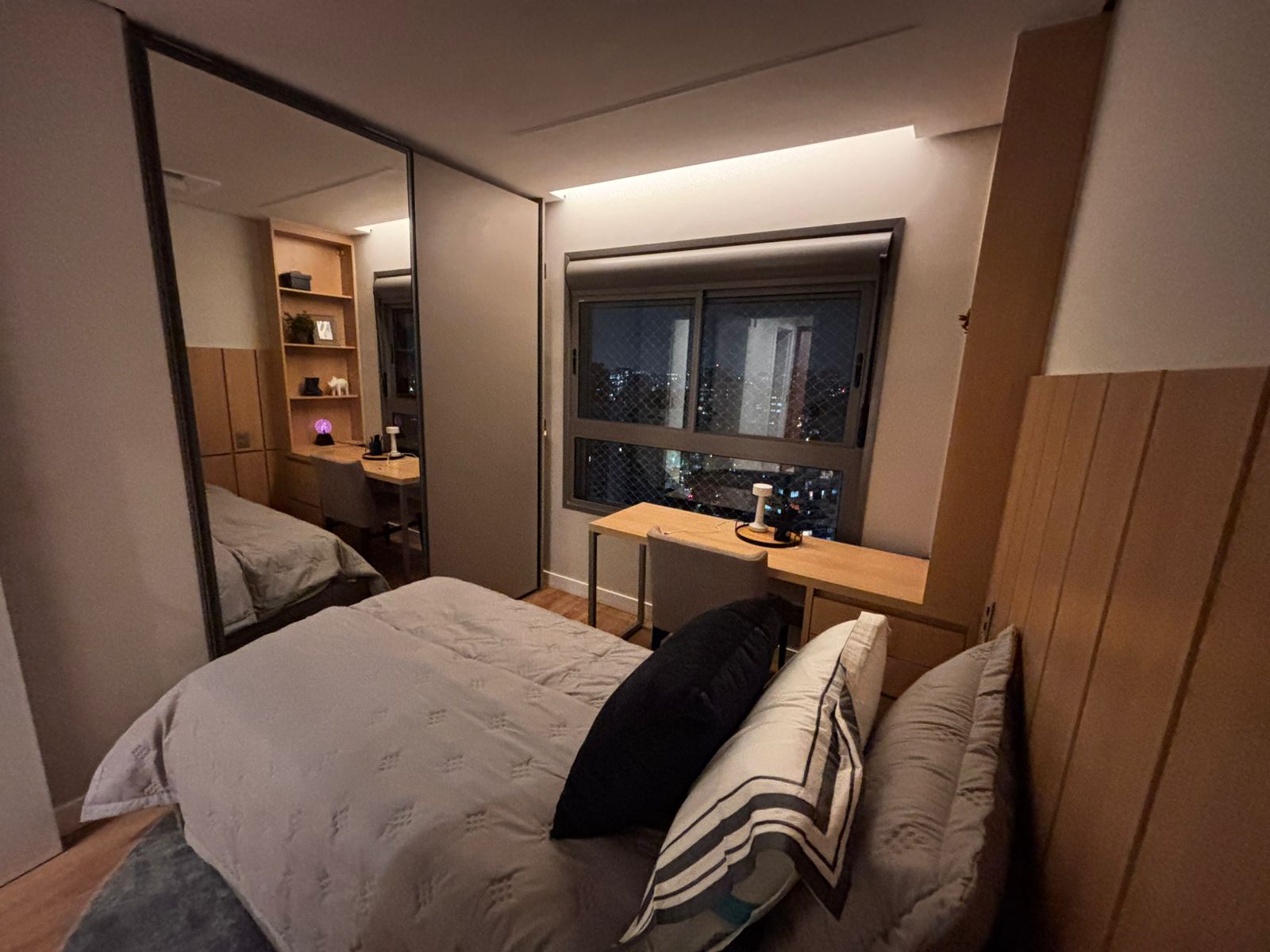 Móvel superior de armário planejado com detalhe vazado decorativo (treliça) em tom de madeira clara.