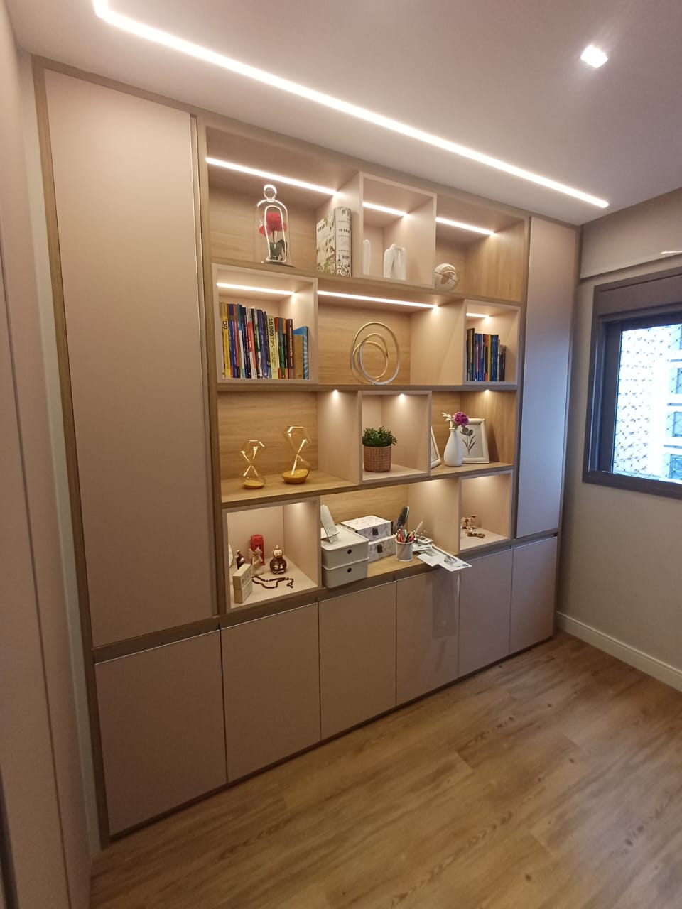 Quarto planejado completo com guarda-roupa de canto com portas de espelho, ampliando visualmente o ambiente.