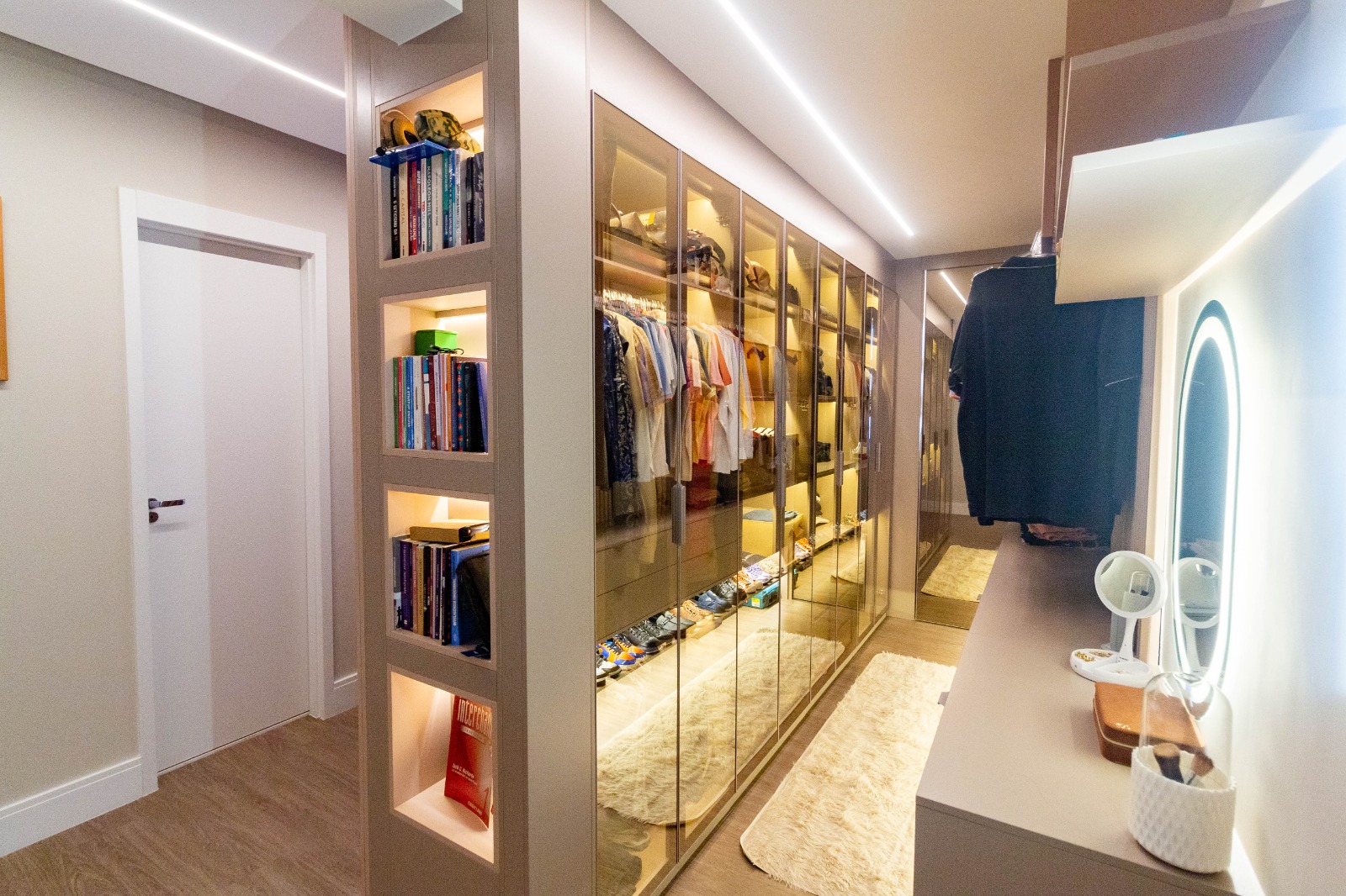 Interior de guarda-roupa planejado com cabideiros, gavetas e prateleiras organizadas, mostrando a divisão interna funcional.