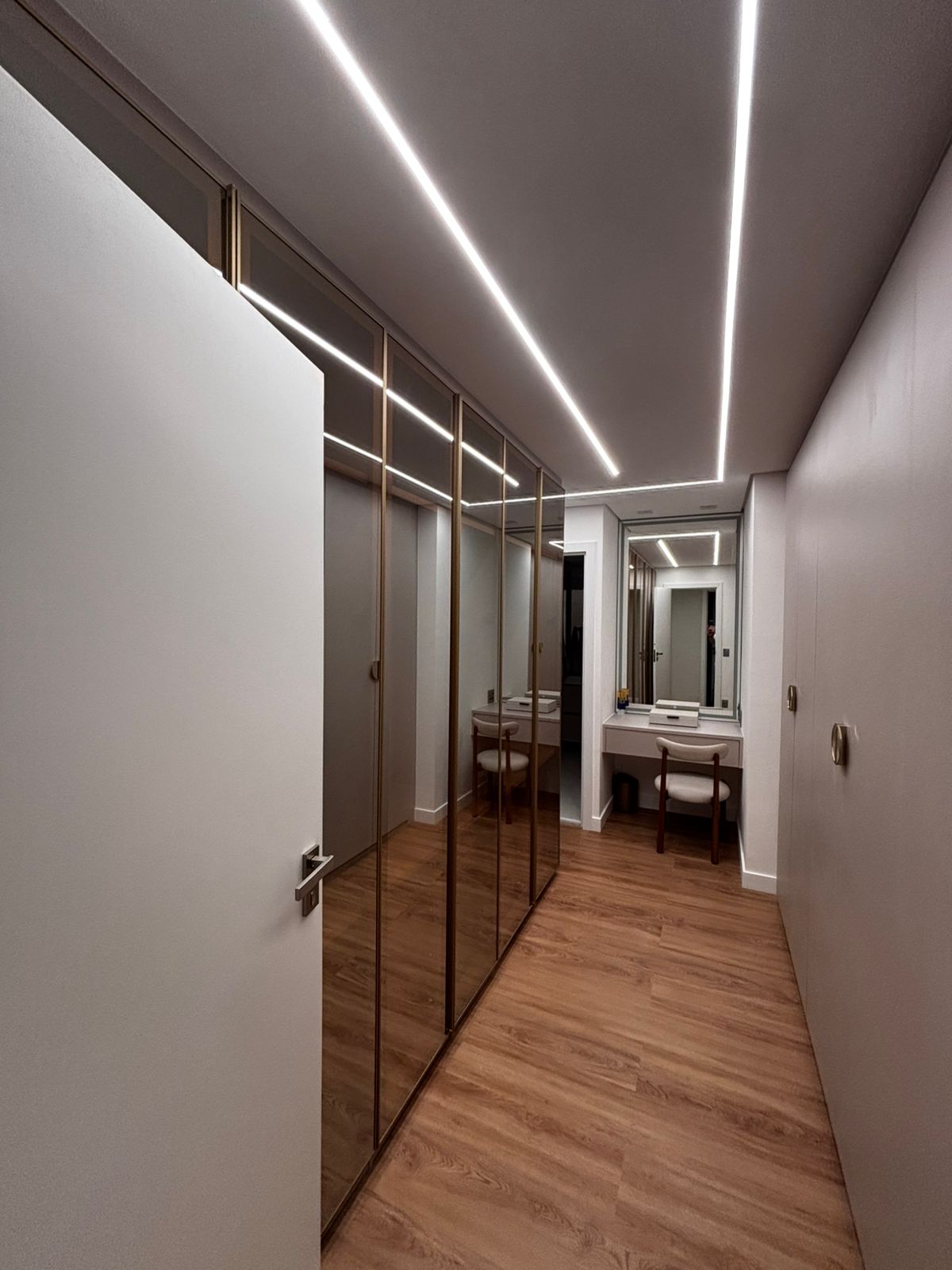 Guarda-roupa sob medida com portas de correr em tom neutro e nichos internos bem distribuídos para roupas e acessórios.