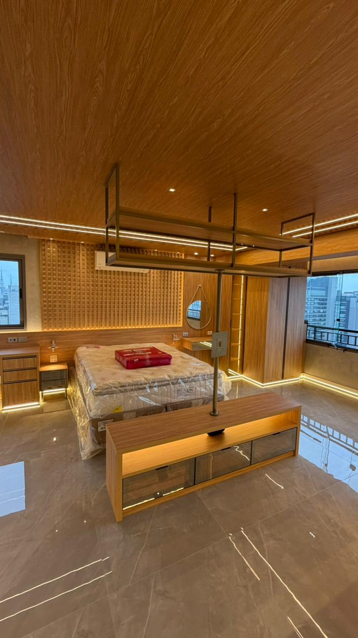 Roupeiro planejado com portas de correr lisas do chão ao teto, ideal para aproveitamento total do pé-direito.