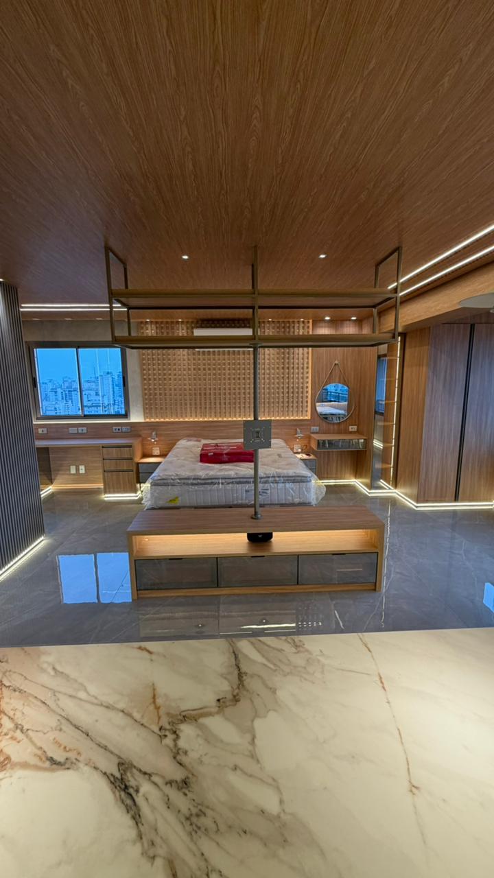 Quarto infantil planejado com beliche moderna, escada com gavetas (nichos) e bancada de estudos integrada.