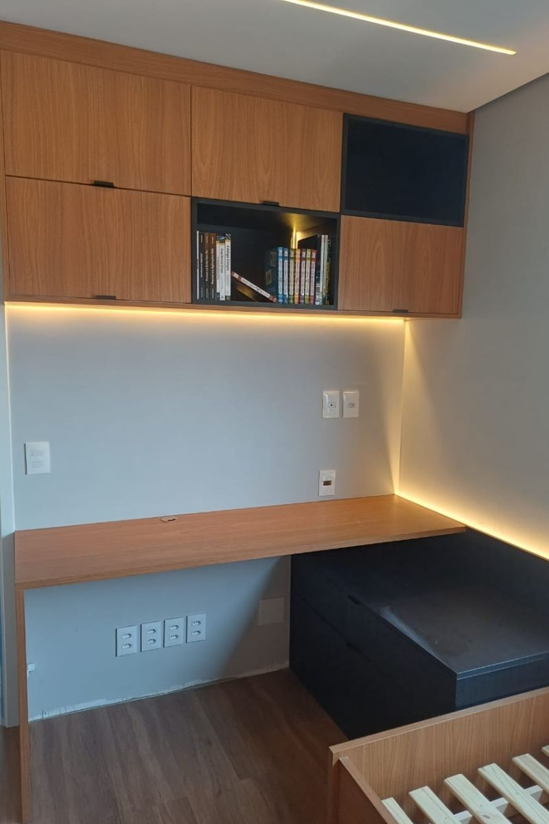 Estação de trabalho home office compacta e organizada