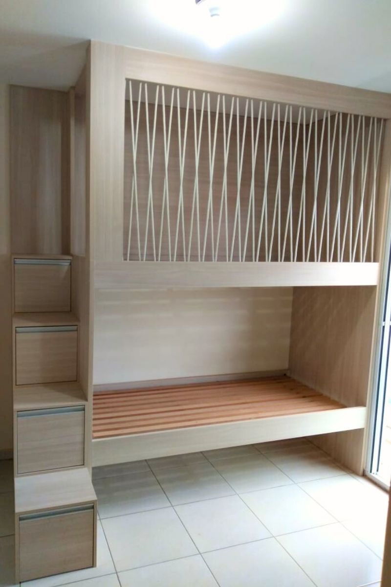 Móvel superior de armário planejado com detalhe vazado decorativo (treliça) em tom de madeira clara.