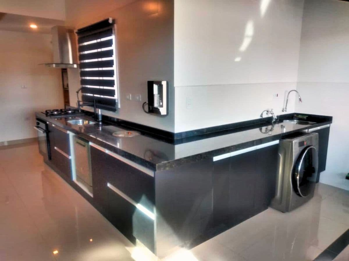 Lavanderia planejada com armários para produtos de limpeza